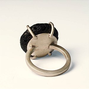 anel com pedra de lava vulcânica