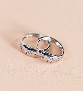 Argola GABRIELA G com detalhe de estrela cadente cravejada com mini zirconia (Prata)