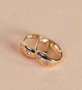 Argola GABRIELA P com detalhe de estrela cadente cravejada com mini zirconia (dourado)