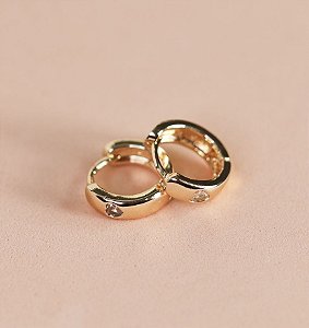 Argola NICOLE P com lisa cravejada com mini zirconia coração (dourado)