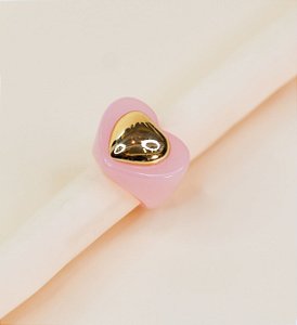 Anel PAULA chunky de acetato coração rosa claro com coração dourado