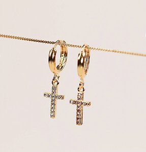 Argola TALITA folheada com pingente cruz cravejada com micro zirconias
