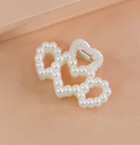 Mini presilha TAINARA pérola 3 corações