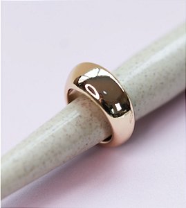 Anel  MARCIA chunky de acetato dourado TAM P