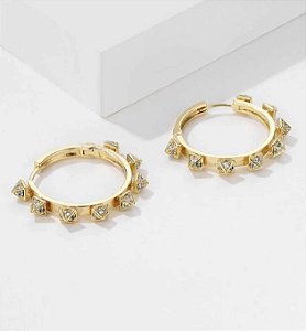 Argola TAMILE detalhes em micro zirconia folheada a ouro