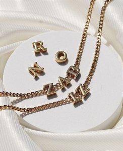 Louis Vuitton Colar com pingente de letra LV & Me de metal dourado