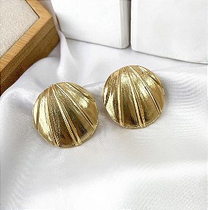 Brinco TINA botom com detalhes folheada a ouro