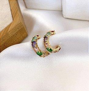Argola MARA cravejada de zirconia Colors folheada a ouro
