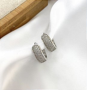 Argola FERNANDA cravejada com mini zirconia folheada a prata