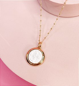 Colar São Bento branco banhado a ouro com banho de verniz italiano