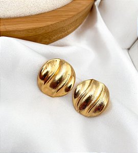 Brinco PILLAR botom com detalhes Waves folheada a ouro