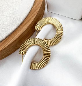Argola REGINA texturizada folheada a ouro