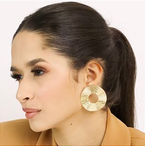 Brinco MARJORIE mandala texturizada folheada a ouro