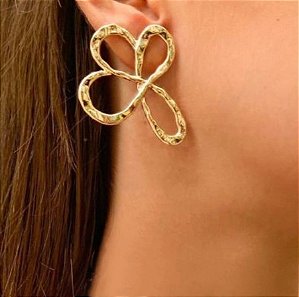 Brinco ARIELA flor martelada folheada a ouro