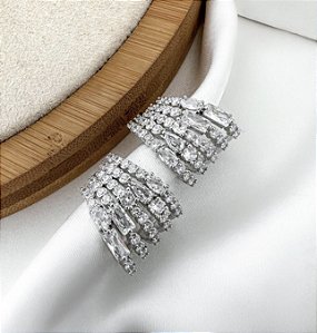 Argola ZAIA cravejada com microzirconias e navete folheada a prata
