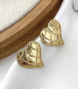 Brinco AMARA coração texturizado folheada a ouro
