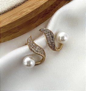 Brinco RAMONA folha cravejado com micro zirconias e pérola folheada a ouro