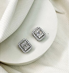 Brinco DONA M quadrado cravejada com zirconia navete folheada a prata