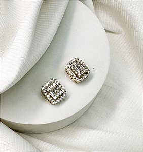 Brinco DONA M quadrado cravejada com zirconia navete folheada a ouro