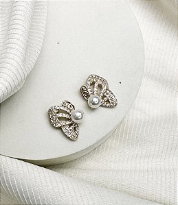 Brinco GLICIA meia borboleta cravejada com zirconia com pérola folheada a ouro