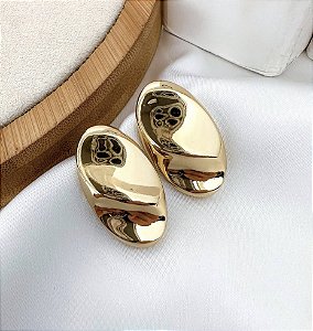 Brinco MINDY boton oval texturizado folheada a ouro