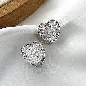 Argola ODETE coração cravejado em zirconia feixo click folheada a prata