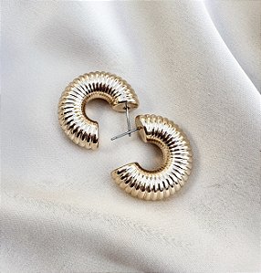 Argola ANDRESSA bijoux texturizada tubo dourada P