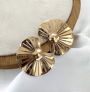 Brinco MAYSE meia flor organica vazada folheada a ouro