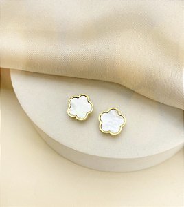 Mini Brinco IRLANDA flor folheada a ouro e madre pérola