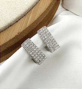 Argola TOKIO quadrada cravejada com micro zirconias folheada a prata
