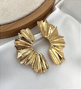 Brinco EUROPA meia flor texturizada folheada a ouro