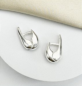 Argola MARESSA gota fecho click mini folheada a prata
