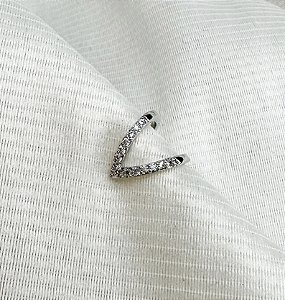 Piercing de encaixe fake LOMA V cravejado micro zircônias  folheada a prata
