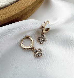 Argola ZIRA com pingente trevo cravejado folheada a ouro