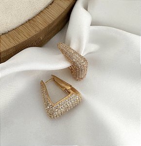 Argola DEMI quadrada cravejada com microzirconia folheada a ouro M