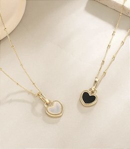 Colar ILMA folheada a ouro coração duo color (preto e madre pérola)