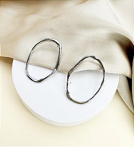 Brinco IARA oval organico folheada a prata