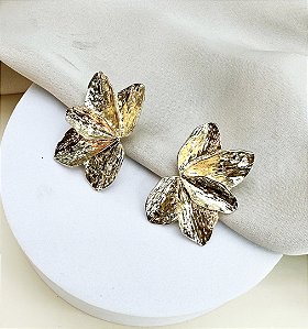 Brinco FLORINDA meia flor 5 pétalas folheada a ouro