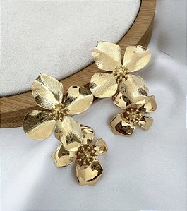 Brinco NAZA flor dupla martelada folheada a ouro