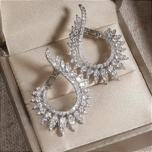 Brinco ZILDENI folhagem cravejado com zirconia folheada a prata
