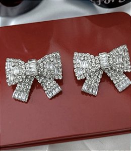 Brinco CHARLOTE laço cravejado com microzirconias  folheada a prata