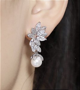 Brinco BESKA com flor de zirconia e pérola