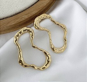 Brinco RYDER organico martelado folheada a ouro