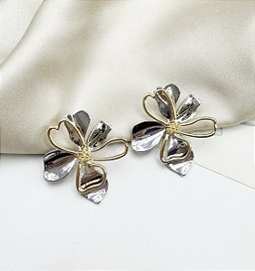 Brinco JUH flor duo color folheada a ouro