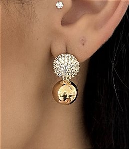 Brinco HAPPER esfera dupla com microzirconias folheada a ouro