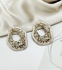 Brinco RARUNA organico cravejado folheada a ouro
