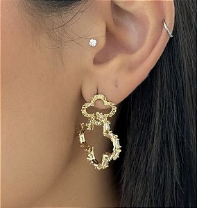 Brinco TERCIA trevo cravejada com zirconia inspirada na alta joalheria folhada a ouro
