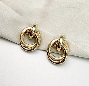 Brinco ZURI elos flor folheado a ouro