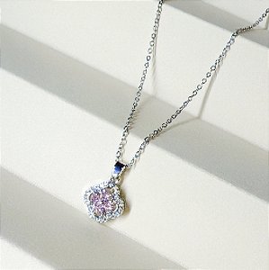 Colar KRISNA trevo cravejado com zircônias ROSA folheada a prata