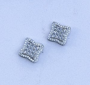 Brinco JUNIPER trevo cravejado de zirconia CRISTAL folheado a prata